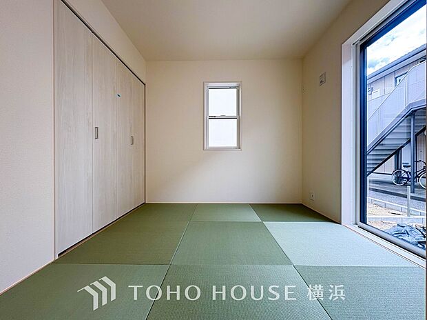 足を伸ばしてゆっくりとくつろげる、癒しの空間。モダンな和室で癒しタイムを。