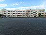 周辺：横浜市立富岡小学校　350m　徒歩5分。小学校が近いのは子育てファミリーにもおすすめのポイントです。 