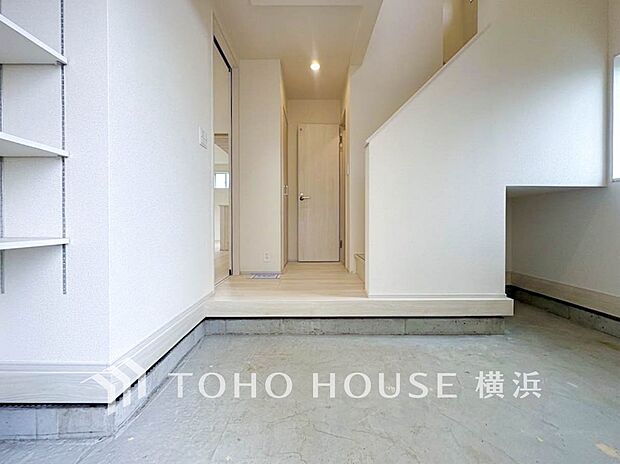 上質感漂う玄関と廊下。居住者の帰り、訪れる方を優しく迎えてくれます。
