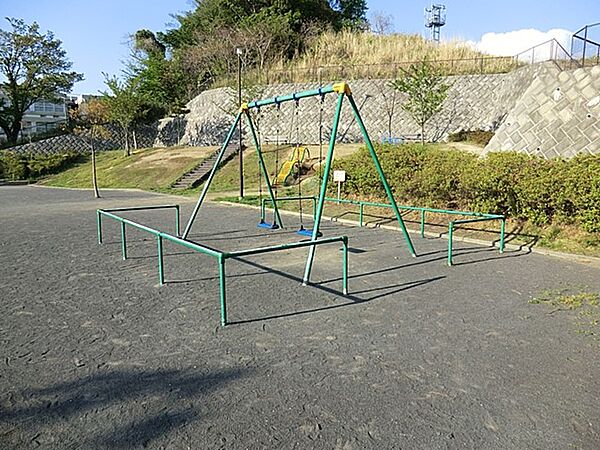 吉田町大谷公園　500m　広い運動広場と斜面には滑り台やはしご遊具があります。バネ遊具、鉄棒、お砂場、ブランコも揃っています。
