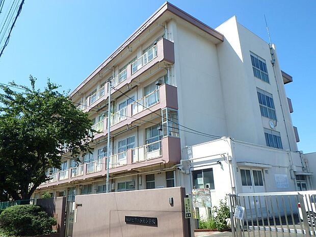 横浜市立芹が谷南小学校　500m　徒歩7分。小学校が近いのは子育てファミリーにもおすすめのポイントです。 