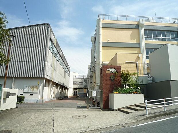 横浜市立中尾小学校 600m 徒歩9分。小学校が近いのは子育てファミリーにもおすすめのポイントです。