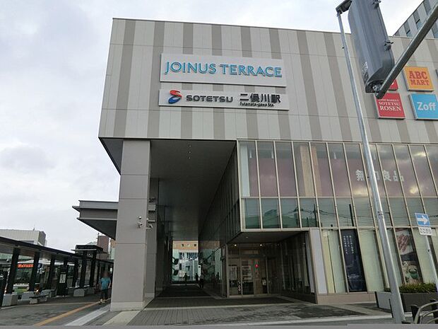 二俣川駅 (相鉄線) 1600m 『二俣川銀座』と再開発で整備される都市の街並みが融合し、趣を残しつつも更なる利便が追求されるエリア。