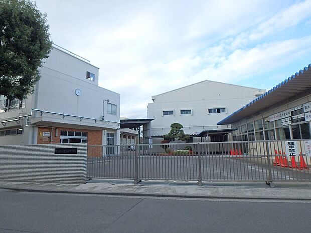 横浜市立泉が丘中学校　1900m　徒歩24分。中学生の体力づくりにはぴったりの距離かもしれませんね。 