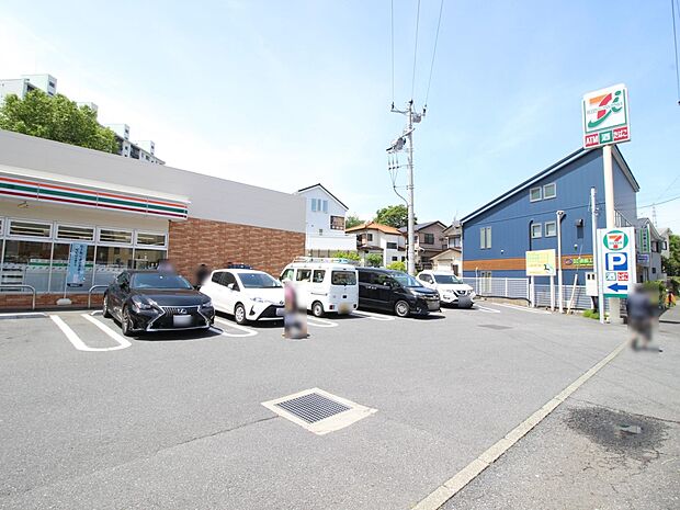 セブン-イレブン 横浜深谷町店　1000m　近くにあるとちょっとした買い物にも便利ですね。 