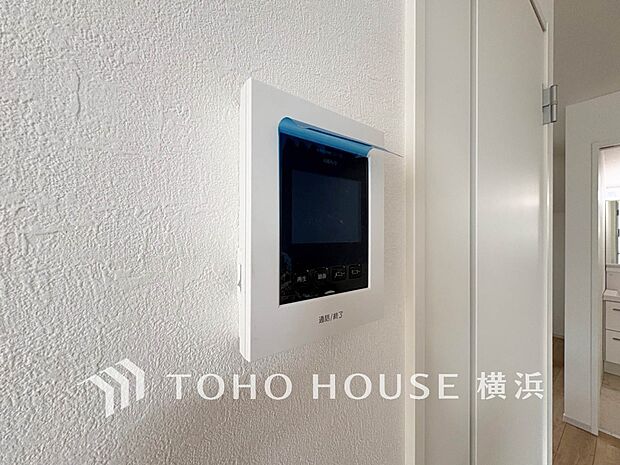 誰が来てもわかる様にモニター付きインターホンを設置。快適と安らぎを合わせた優しい設計。 
