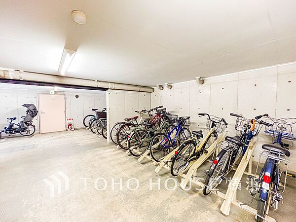 屋内式の駐輪スペースは、雨風から大事な愛車を守ってくれます。