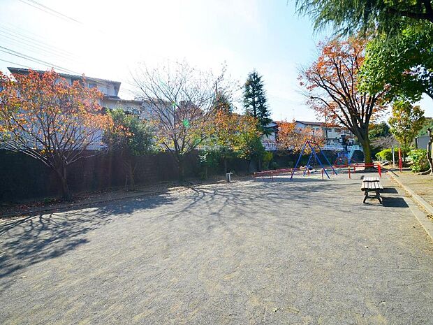 権太坂第二公園 240m 通称「ポッポの公園」。その名の通り楽しい機関車型遊具があります。
