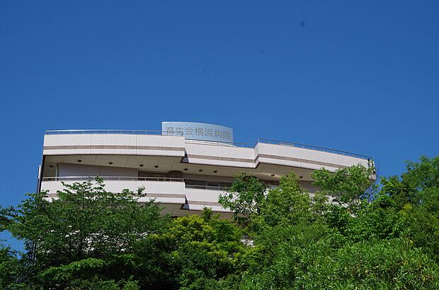 財団法人育生会横浜病院 1000m 老健ユトリアム、特養よつば苑を併設した複合病院です。