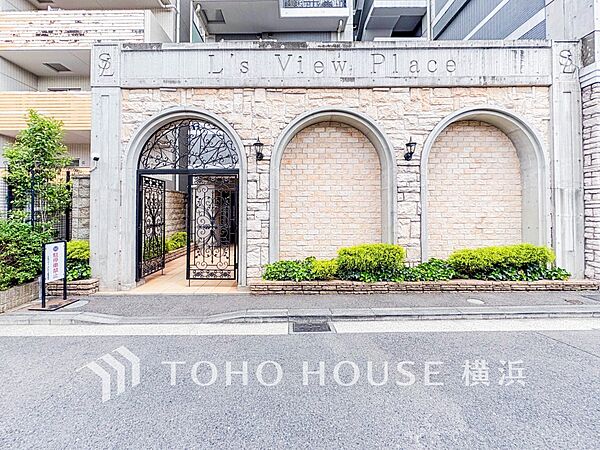 デザイン性の高いエントランスは、住む方のプライドを満たすクオリティ。