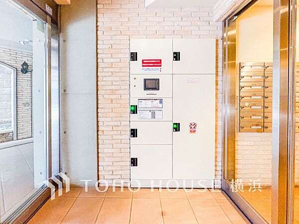 普段留守がちなご家族にも安心な宅配ボックスを完備。再配達を頼む手間を省ける嬉しい設備です。