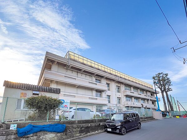 横浜市立西中学校　160m　徒歩2分。部活などで帰りが遅くなっても安心の距離です。