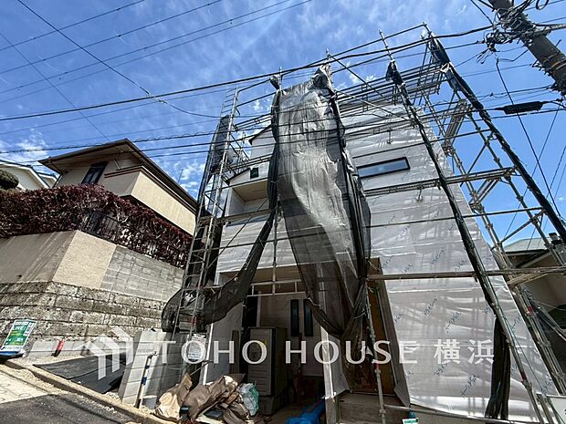 お住まいの顔となる玄関。住まう方のプライドを満たすクオリティを備えています。（2026年5月撮影）