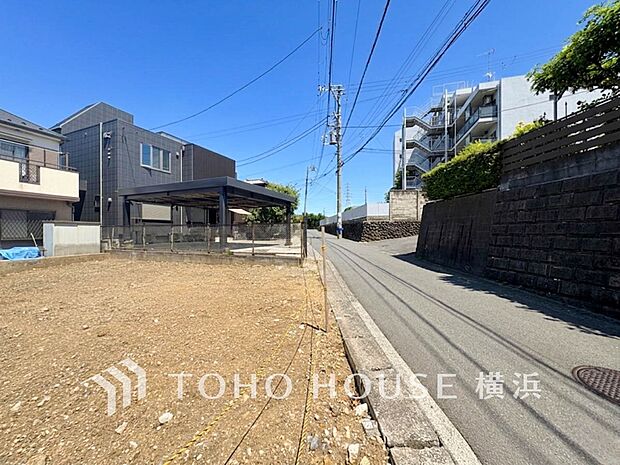 青い空や美しい街並みに溶け込み上質な暮らしを予感させ、住まう事へのプライドを満たしてくれるお住まい。