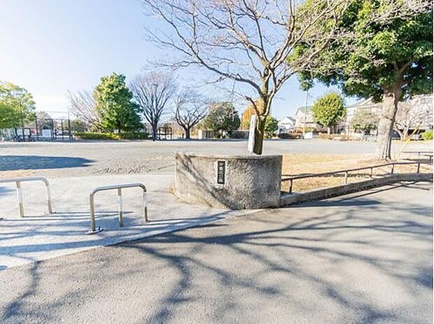 片倉北公園 350m ソフトボールや少年野球もできるグラウンドがあります。ブランコや滑り台、お砂場などもあります。