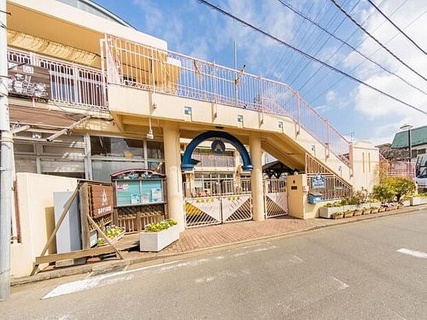 あおぞら保育園 600m 近くの岸根公園のある恵まれた環境。晴れた日にはお散歩に出かけ、帰ってきたら給食です。