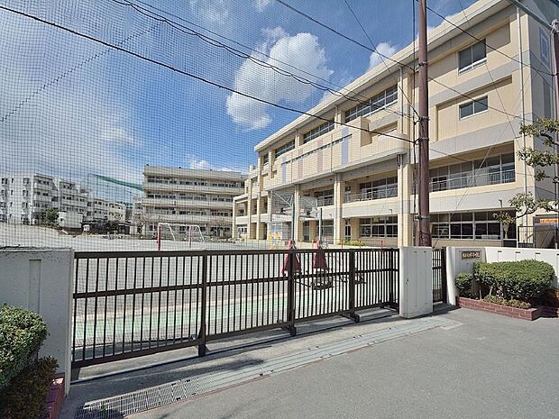 横浜市立神大寺小学校 350m 徒歩5分。小学校が近いのは子育てファミリーにもおすすめのポイント。