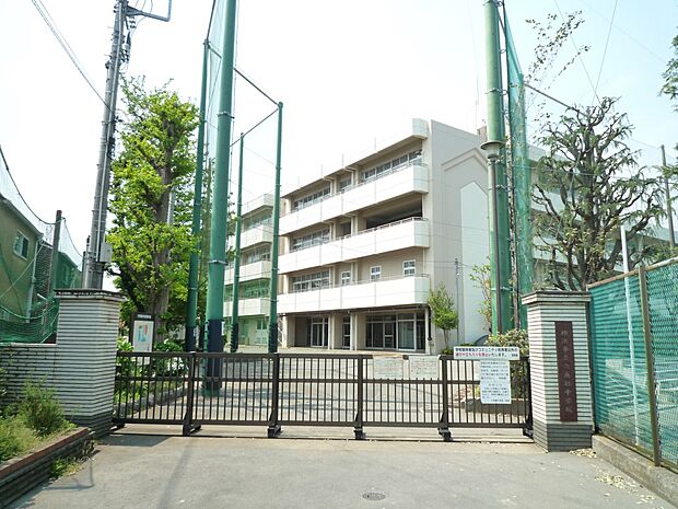 横浜市立六角橋中学校 550m 徒歩7分。部活などで帰りが遅くなっても安心の距離感です。