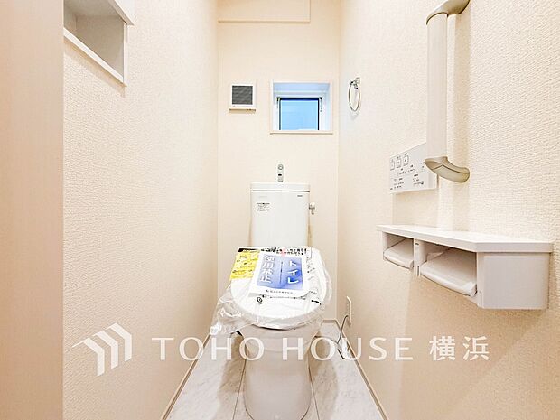 換気と明るさに配慮した、清潔感溢れるトイレ。落ち着いた空間で安らぎのひとときをお過ごしいただけます。