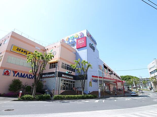 東戸塚西口プラザ 1500m マクドナルド、コープ、西松屋、ダイソー、ノジマなどが入っています。