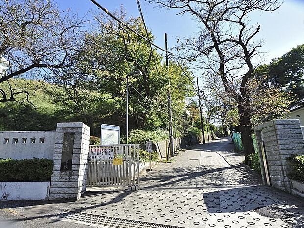 横浜市立浜中学校 800m 徒歩12分。部活などで帰りが遅くなっても安心の距離です。