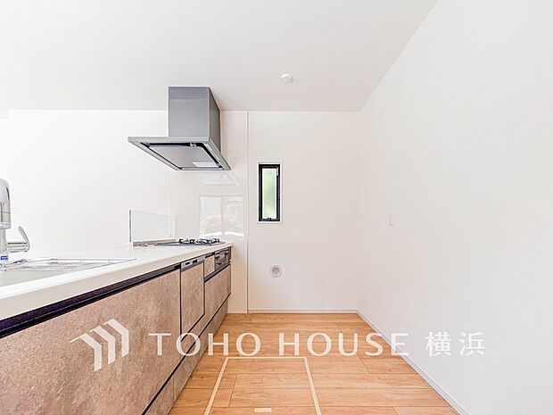 明るい自然光が入るキッチン。家族そろってキッチンに立っても調理がしやすく余裕の広さ。