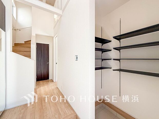 上質感漂う玄関と廊下。居住者の帰り、訪れる方を優しく迎えてくれます。
