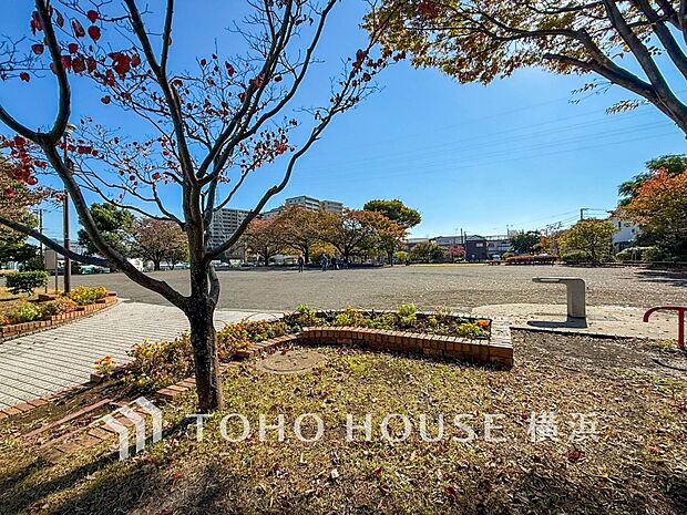 上末吉二丁目公園 350m すべり台やうんていがついた複合遊具があり、かけっこも楽しめる十分な広さのスペースもあります。