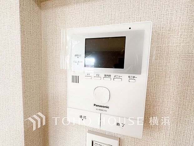 誰が来てもわかる様にモニター付きインターホンを設置。快適と安らぎを合わせた優しい設計。 