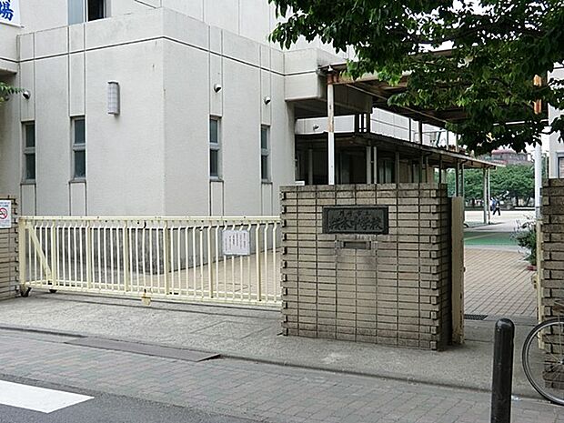 川崎市立桜本中学校　1200m　徒歩15分。部活などで帰りが遅くなっても安心の距離です。 