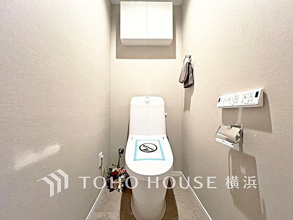 清潔感溢れるトイレ。落ち着いた空間で安らぎのひとときをお過ごしいただけます。
