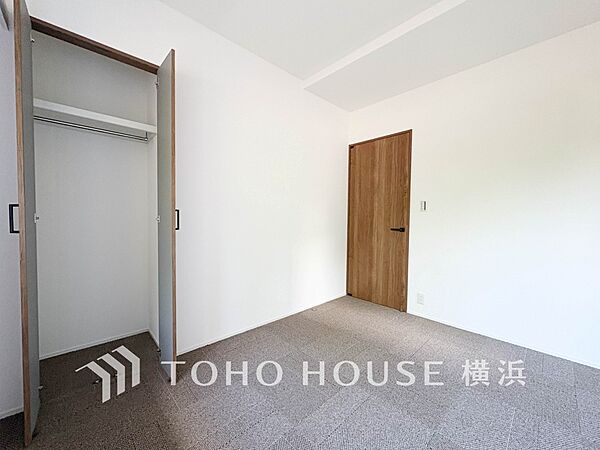 一日の疲れをいやしてくれる寝室。時を忘れて過ごす場所として過ごせるお部屋。