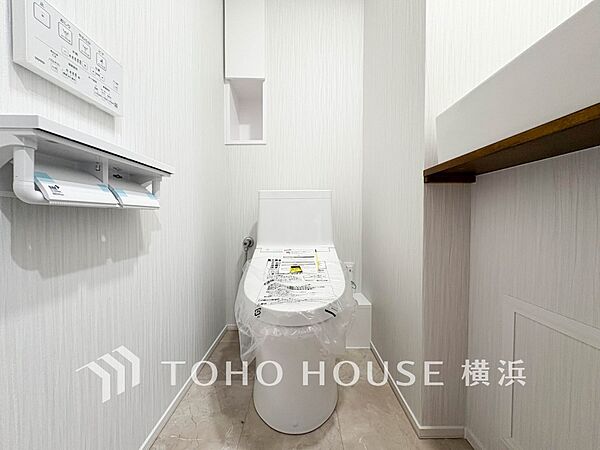 清潔感溢れるトイレ。落ち着いた空間で安らぎのひとときをお過ごしいただけます。