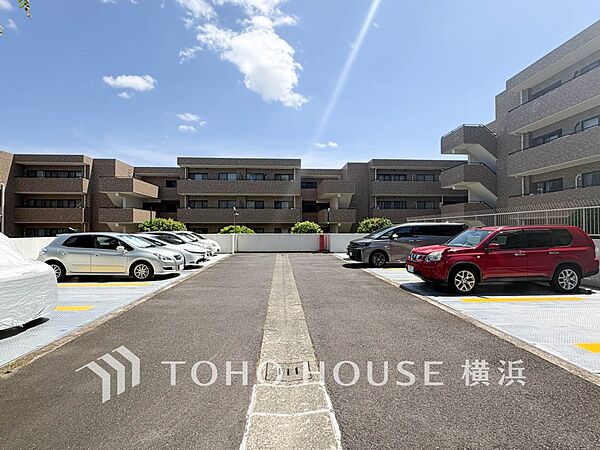 敷地内駐車場（空き状況はお問い合わせください）。