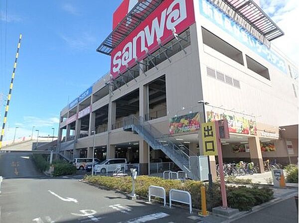 sanwa横浜鶴見店　500m　生鮮食品を中心に加工食品、日用雑貨の品揃えも充実。毎日の生活に必要な商品を豊富に取り揃えています。