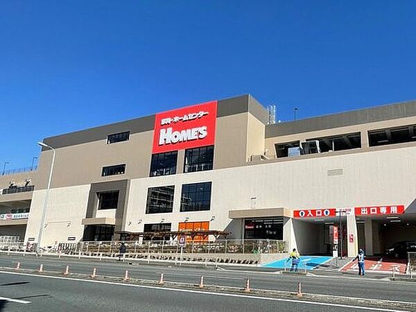 島忠ホームズ横浜鶴見店　500m　1.2階が家具・ホームセンターのホームズ、3階がスーパー三和です。無料の大型駐車場を完備。