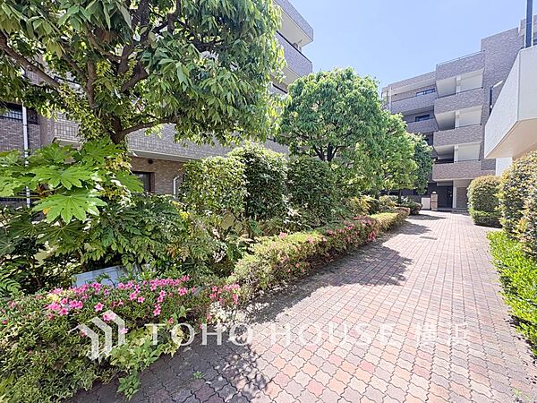 植栽の位置や開放的なエクステリアも含めて美しくトータルにデザインされております。