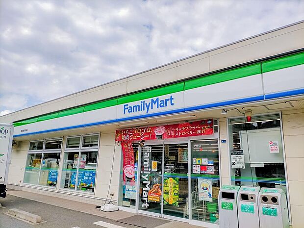 ファミリーマート横浜釜利谷南店　1000m　お手軽に食べれる食品や日用品雑貨などを扱う便利なコンビニ。 