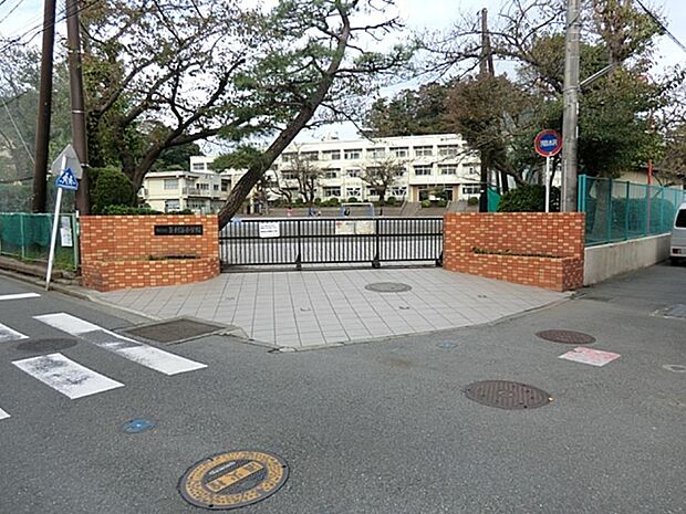 横浜市立釜利谷小学校 500m 徒歩7分。小学校が近いのは子育てファミリーにもおすすめのポイントです。