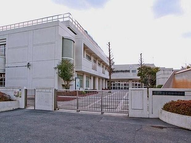 横浜市立釜利谷中学校 900m 徒歩12分。部活などで帰りが遅くなっても安心の距離です。