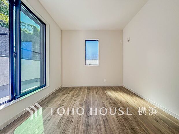 窓からは快適な光を取り入れ、通気性能を上げる事で居心地の良い空間を演出します。