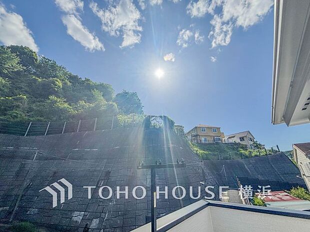 開放的で気持ちの良い眺望と青い空を満喫できます。