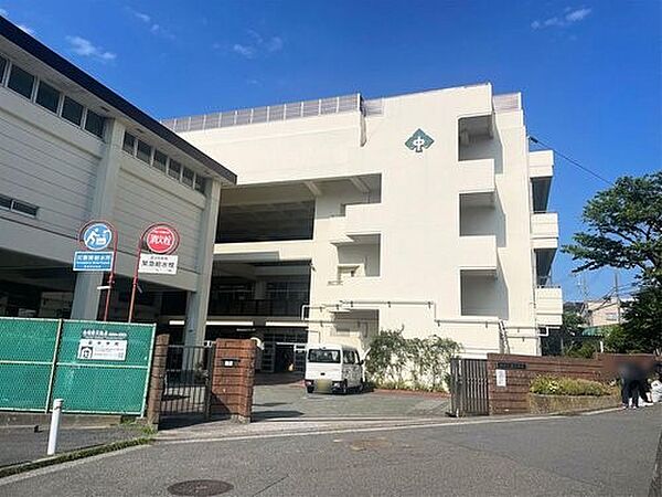 横浜市立森中学校　300m　徒歩4分。部活などで帰りが遅くなっても安心の距離です。