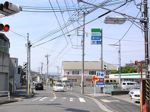 ファミリーマート下永谷店 650m 近くにあるとちょっとした買い物にも便利ですね。