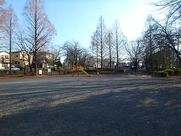 高津公園 230m 滑り台・ブランコをはじめお砂場も有り、小さなお子様の遊び場におすすめ。春には桜が綺麗です。