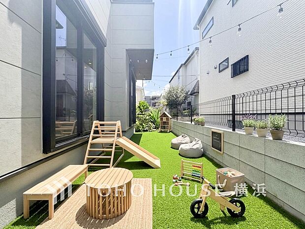 日当りの良い可愛らしいお庭。生成AIによるイメージです。家具・小物・植栽等は販売価格に含まれません。