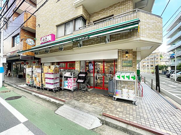 まいばすけっと保土ヶ谷駅南店 550m 朝早くから夜遅くまで営業しているイオン系列の小型スーパー。