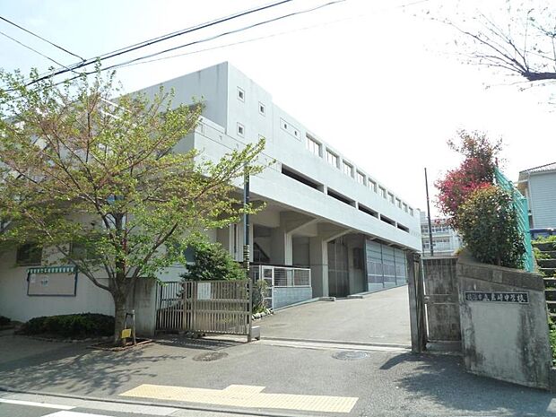 横浜市立岩崎中学校　1000m　徒歩13分。部活などで帰りが遅くなっても安心の距離感です。 