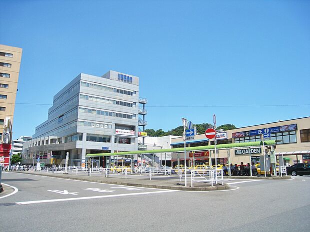 JR横須賀線『保土ヶ谷』駅 1040m 横浜駅の隣駅。乗車時間3分で活気溢れる横浜の街へ。駅前には深夜まで営業しているスーパーも。