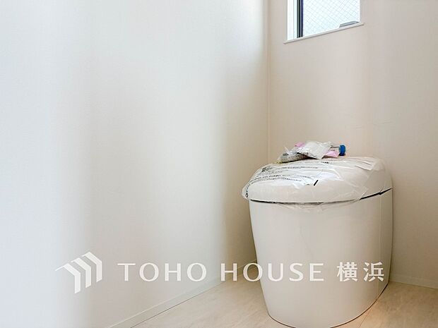 換気と明るさに配慮した、清潔感溢れるトイレ。落ち着いた空間で安らぎのひとときをお過ごしいただけます。